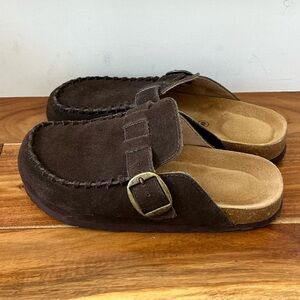 Cushionaire canoe suede clogs